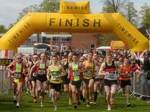 Supporting image for story: Sun shines on 1,000 in Market Drayton 10k