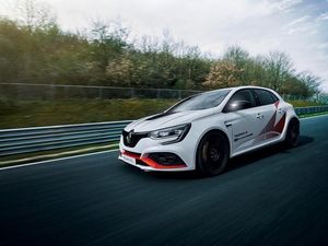 Supporting image for story: Renault Megane RS Trophy-R takes Nurburgring lap record for a front-wheel drive car