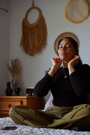 Lottie Hamilton, founder of the Grounded Momma Movement CIC, demonstrates a grounding technique taught to mothers in her trauma-informed wellbeing programs.