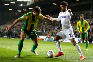 Leeds United's Tyler Roberts (right) and West Bromwich Albion's Craig Dawson (left) battle for the ball. (AMA)