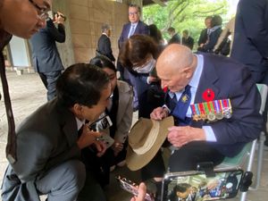 Supporting image for story: British Army veteran who fought against Japan visits Tokyo’s national cemetery