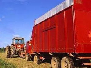 Supporting image for story: Police remind drivers, farmers and contractors in region of their responsibilities after reports of mud on roads