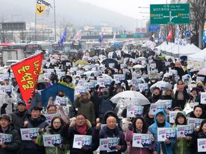 Supporting image for story: South Korean authorities debate tougher measures to detain impeached President