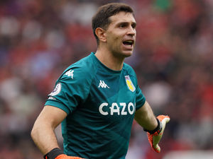 Supporting image for story: Aston Villa's Emi Martinez dismisses fitness concerns