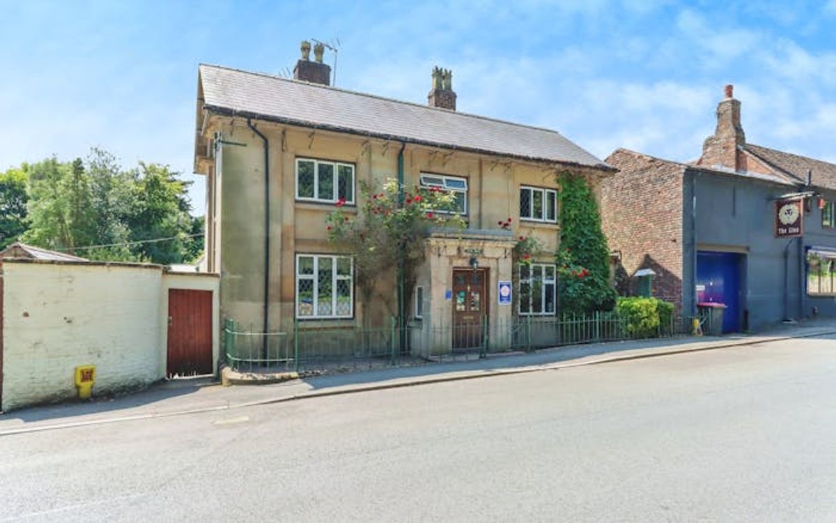 Stunning nine-bedroom detached house with annexes in Telford Stunning nine-bedroom detached house with annexes in Telford