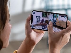 Supporting image for story: Apple criticised for making iPhones too big for women’s hands