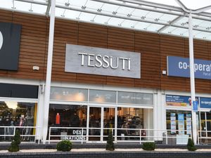 Supporting image for story: Gang mount getaway from designer clothes shop raid 