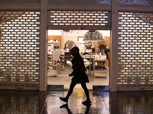 Supporting image for story: More than 13,000 high street shops closed in 2024