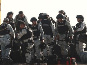 Supporting image for story: Mexico deploys first of 10,000 National Guard officers to US border