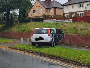 Supporting image for story: Four people arrested as Brierley Hill police chase ends in crash