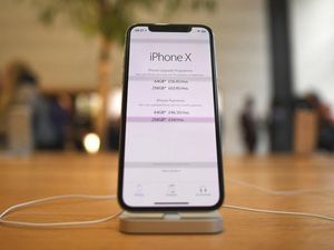 Supporting image for story: Apple’s throttling feature comes to last year’s iPhones