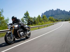 Supporting image for story: First Ride: The Triumph Thruxton RS blends classic looks with modern performance