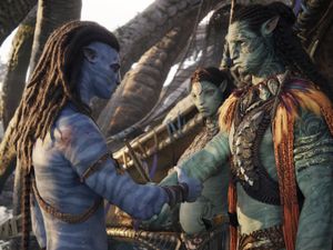 Supporting image for story: Jake Sully seeks the help of oceanic clan in final trailer for Avatar sequel