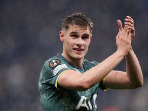 Micky van de Ven claps
