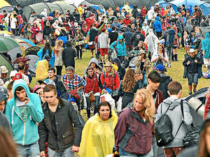Supporting image for story: A damp start for V Festival faithful