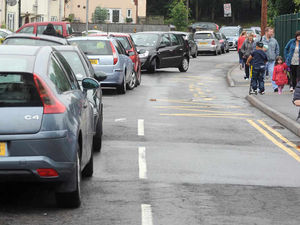 Supporting image for story: Poll: Should parents be banned from driving to school gates?