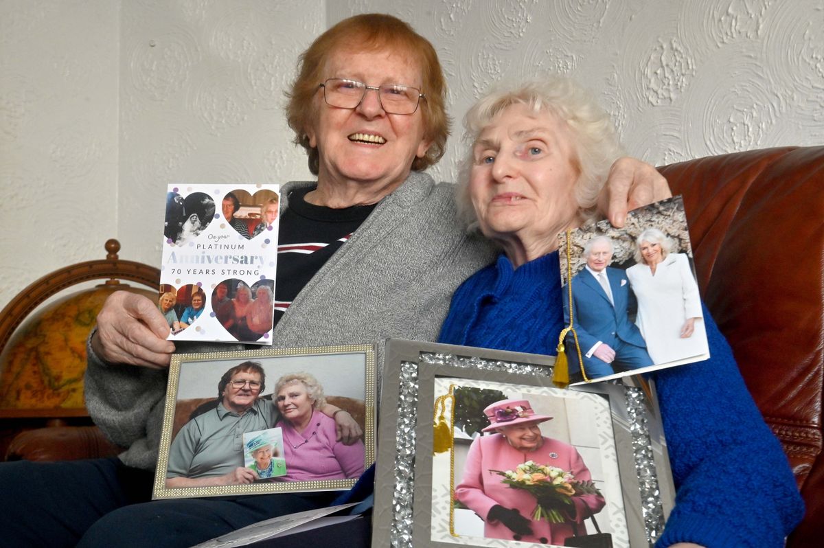 Bingo-loving Black Country couple celebrate platinum 70th wedding anniversary at beloved Mecca club in Brierley Hill - and win Bingo-loving Black Country couple celebrate platinum 70th wedding anniversary at beloved Mecca club in Brierley Hill - and win