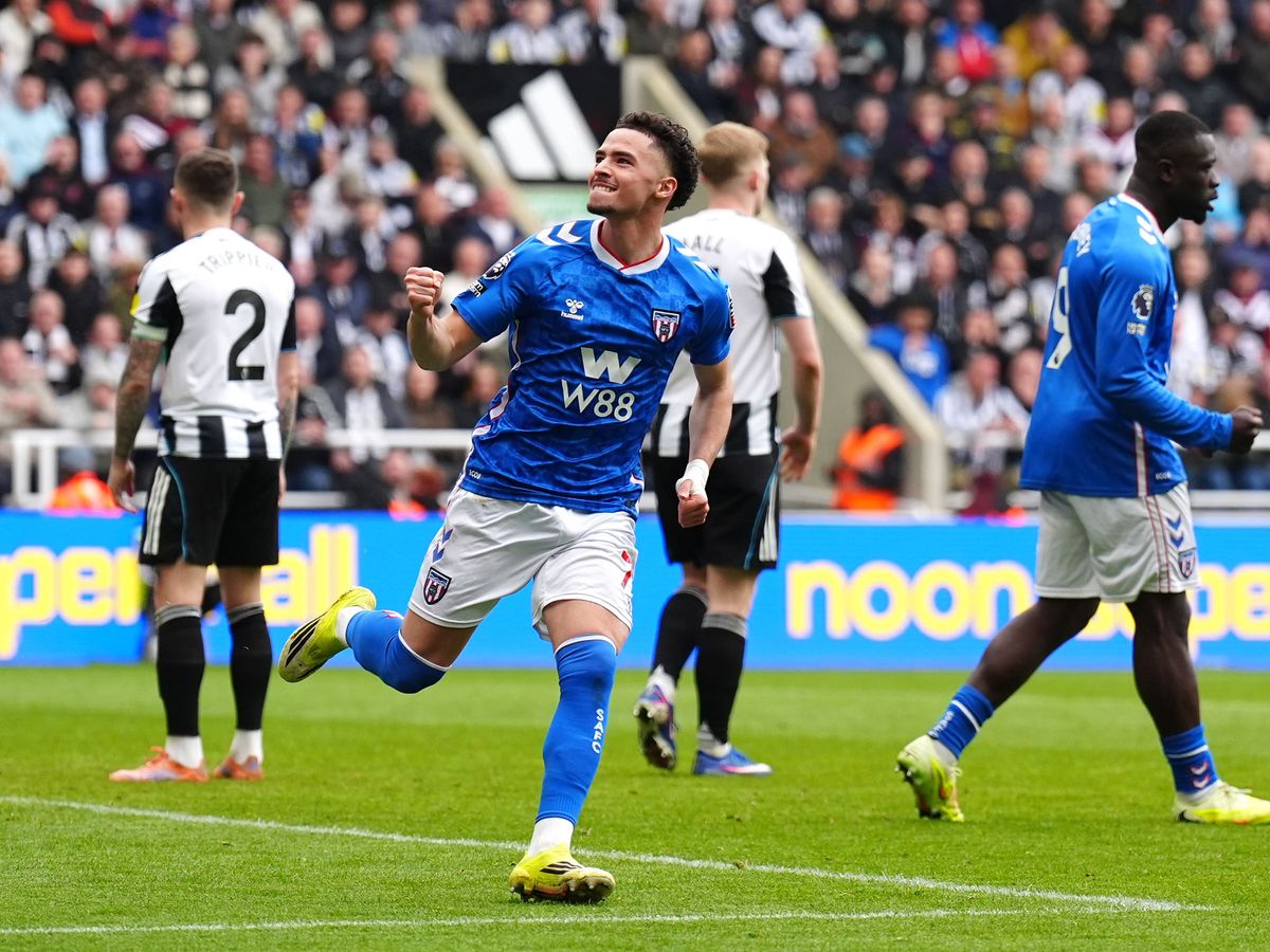 Brian Brobbey nets late winner as Sunderland complete derby double at Newcastle