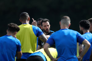 Corberan handing out information to his players (Photo by Adam Fradgley/West Bromwich Albion FC via Getty Images).