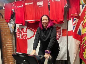 Supporting image for story: Nurse and entrepreneur smashes goal for cancer charity after Indian cycle trek