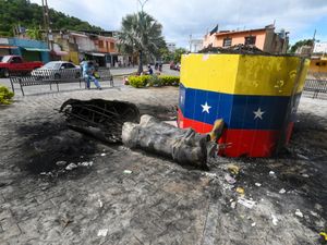 Supporting image for story: Hugo Chavez statues toppled across Venezuela in post-election unrest