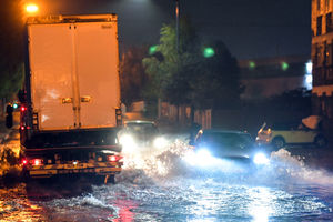 Drivers negotiate flooding in Leabrook Road in Tipton. Photo: SnapperSK