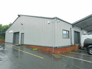 Supporting image for story: Two jailed for fake £1 coins money laundering con