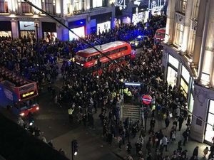 Supporting image for story: Police investigate cause of panic among thousands in central London