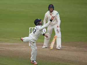 Supporting image for story: Warwickshire dig in to check Essex