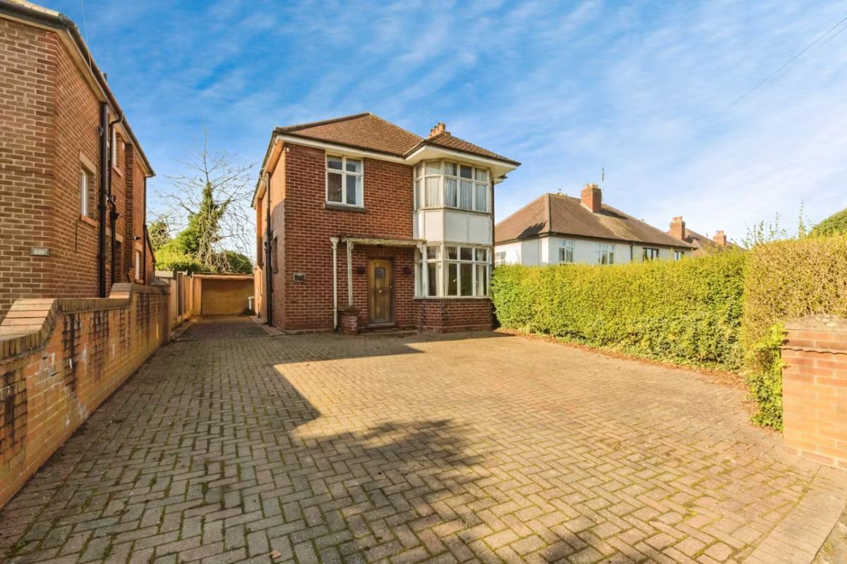 Charming Shrewsbury detached home three-bed with generous garden and expansion potential for £400,000 Charming Shrewsbury detached home three-bed with generous garden and expansion potential for £400,000