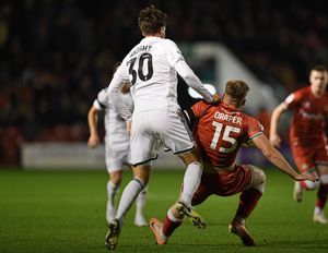 Freddie Draper battles for the ball (Owen Russell)