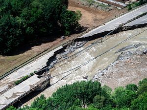 Supporting image for story: Body found as Swiss rescuers scour debris after landslide