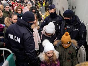 Supporting image for story: France condemns ‘inhumane’ British policy on Ukrainian refugees