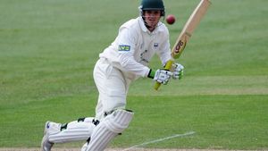 Steve Davies playing cricket for Worcestershire