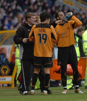 Wolves manager Glenn Hoddle gives advice to Seol Ky-Hyeon.