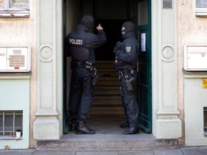 Supporting image for story: German police arrest eight suspected members of far-right militant group