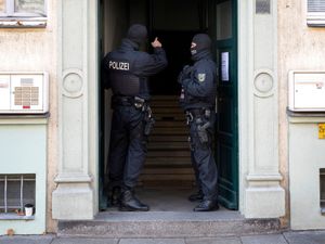 Supporting image for story: German police arrest eight suspected members of far-right militant group