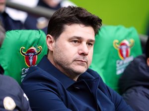 Supporting image for story: Mauricio Pochettino defends Chelsea after ‘bottle jobs’ jibe from Gary Neville
