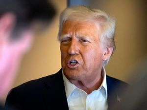 Supporting image for story: Trump orders tariffs and visa restrictions on Colombia over deportation flights