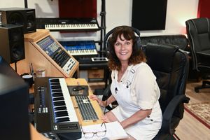 Sian Reeves records sing-a-long for Music for Dementia