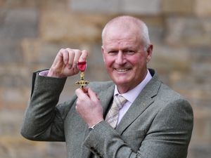 Golfer Sandy Lyle holding up his honours medal