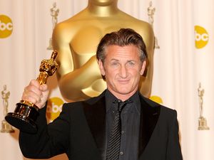 Supporting image for story: Sean Penn gives one of his Oscars to Ukrainian president Volodymyr Zelensky