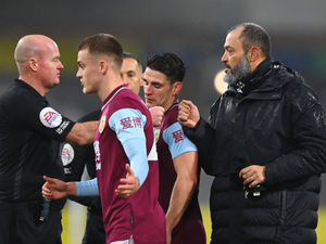 Supporting image for story: Wolves boss Nuno: Referee Lee Mason not up to Premier League standard