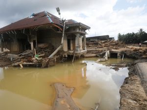 Supporting image for story: More than 1,300 dead from floods in Indonesia, Sri Lanka and Thailand