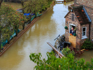 Supporting image for story: Shropshire flooding: Latest photos after River Severn peaks
