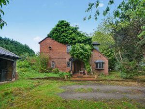 Supporting image for story: Stourport property that is a 'wonderful example of Georgian potential' hits the market