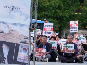 Supporting image for story: Seoul says North Korea has resumed rubbish balloon launches