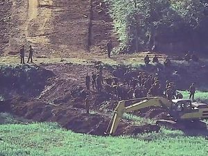 Supporting image for story: South Korean troops fire warning shots as soldiers from North cross border