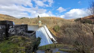 Elan Valley Pen y Garreg overflowing