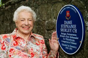 Dame Stephanie unveiled a blue plaque presented in Broad Walk